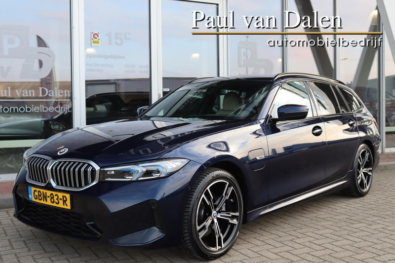 BMW 3 Serie Touring (g21) 330e 292PK XDRIVE M-SPORT Leer | Head Up | Live Cockpit | Trekhaak | Led | Camera |