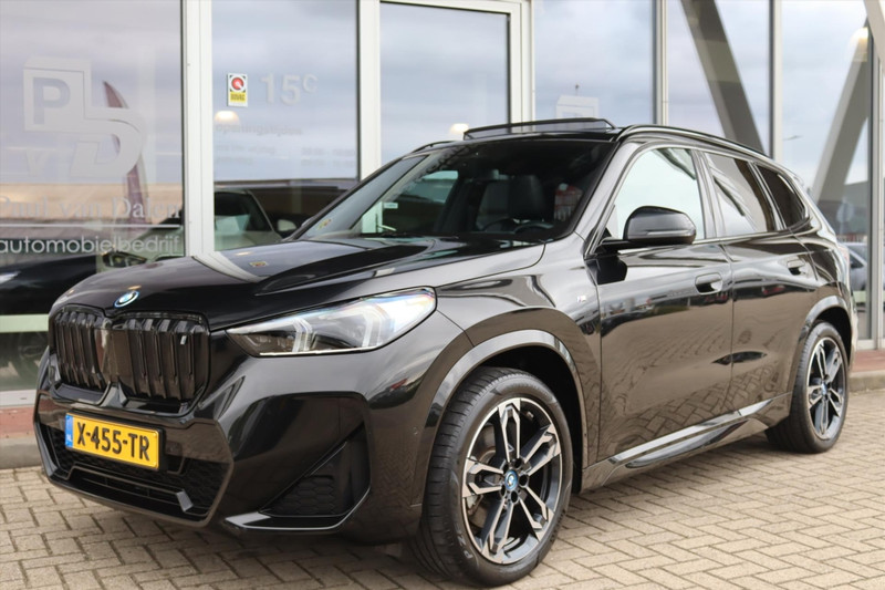 BMW Ix1 (u11) XDRIVE30 313PK M-SPORT SHADOW LINE Panodak | SOH 100% | Trekhaak | Navi | Adapt.Onderstel | Comfort Acces | Head Up | Harman Kar
