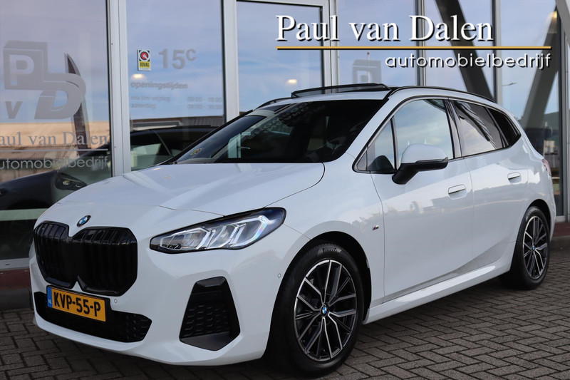 BMW 2 Serie Active Tourer (u06) 220i M-SPORT Shadow Line | Panoramadak | Camera | Stoelverwarming | Sfeerverlichting | Wide screen | DAB |